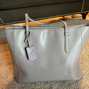 Beautiful Kate Spade tote bag, few marks on bottom but still in great condition